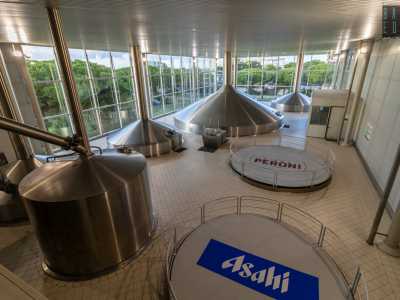 Ma come viene realizzata la birra? Giuseppe Mascellaro, tecnologo alimentare dell�azienda, ci conduce in un vasto ambiente occupato da gigantesche vasche metalliche
